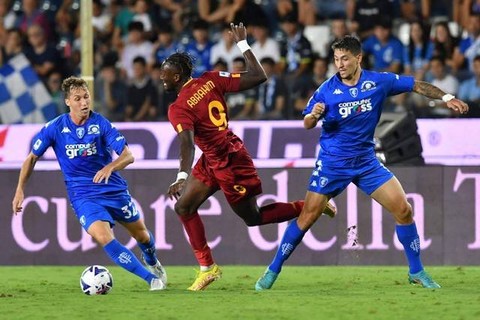 Pemain AS Roma Tammy Abraham berebut bola dengan pemain Empoli pada pertandingan lanjutan Liga Italia di Stadio Carlo Castellani, Empoli, Italia. Foto: Jennifer Lorenzini/REUTERS