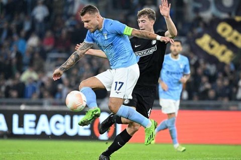 Pemain Lazio Ciro Immobile berebut bola dengan pemain SK Sturm Graz pada pertandingan Grup F Liga Europa di Stadion Olimpico, Roma, Italia. Foto: Alberto Lingria/REUTERS