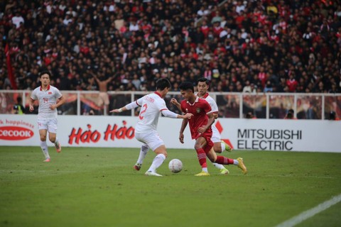 Pemain Timnas Indonesia beraksi dengan pemain Timnas Vietnam dalam pertandingan Semi final Piala AFF 2022 Leg ke - 1 di Stadion Utama gelora Bung Karno (SUGBK), Jakarta, Jumat (6/1/2023). Foto: Aditia Noviansyah/kumparan