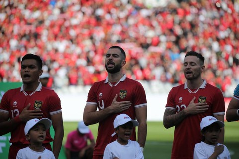 Pemain Timnas Indonesia  Jordi Amat (tengah) menyanyikan lagu Indonesia Raya jelang pertandingan Semi final Piala AFF 2022 Leg ke - 1 di Stadion Utama gelora Bung Karno (SUGBK), Jakarta, Jumat (6/1/2023). Foto: Aditia Noviansyah/kumparan