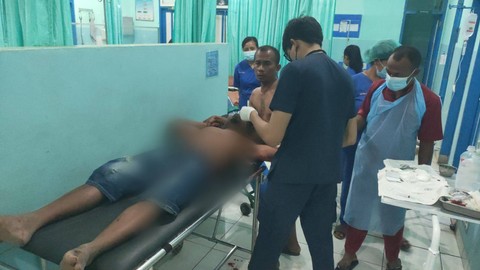 Keterangan foto:Korban penikaman saat dirawat di RS.St.Gabriel Kewapante. Foto:istimewa.