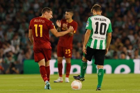 Selebrasi pemain AS Roma Andrea Belotti usai mencetak gol ke gawang Real Betis pada pertandingan Grup C Liga Europa di Estadio Benito Villamarin, Seville, Spanyol. Foto: Marcelo Del Pozo/REUTERS