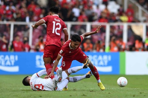 Pesepak bola timnas Indonesia Marselino Ferdinan (kanan) berebut bola dengan pesepak bola timnas Vietnam Nguyen Quang Hai (kiri) pada laga leg 1 semifinal Piala AFF 2022 di Stadion Utama Gelora Bung Karno (SUGBK), Jakarta, Jumat (6/1/2023). Foto: Aditya Pradana Putra/ANTARA FOTO