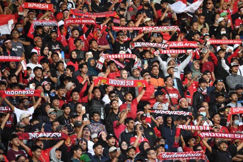 Suporter Timnas Indonesia memberikan dukungannya saat pertandingan leg 1 babak Semi Final Piala AFF 2022 melawan Vietnam di Stadion Utama gelora Bung Karno (SUGBK), Jakarta, Jumat (6/1/2023). Foto: Akbar Nugroho Gumay/ANTARA FOTO