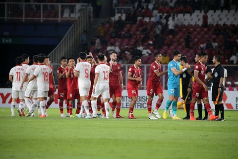 Pemain Timnas Indonesia melawan Timnas Vietnam dalam pertandingan Semi final Piala AFF 2022 Leg ke - 1 di Stadion Utama gelora Bung Karno (SUGBK), Jakarta, Jumat (6/1/2023). Foto: Aditia Noviansyah/kumparan