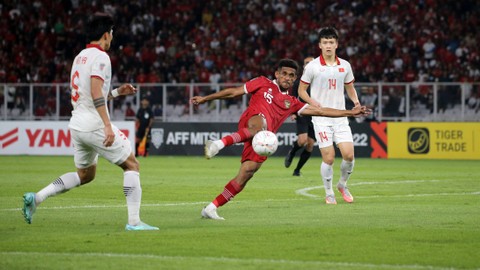 Pemain Timnas Indonesia Ricky Richardo Kambuaya menendang bola saat melawan Timnas Vietnam dalam pertandingan Semi final Piala AFF 2022 Leg ke - 1 di Stadion Utama gelora Bung Karno (SUGBK), Jakarta, Jumat (6/1/2023). Foto: Aditia Noviansyah/kumparan