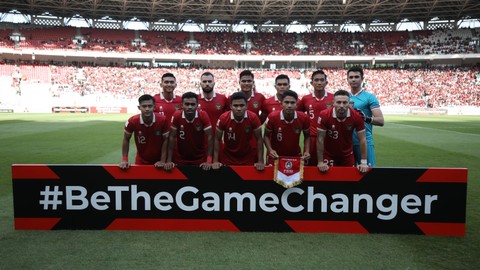 Pemain Timnas Indonesia melawan Timnas Vietnam dalam pertandingan Semi final Piala AFF 2022 Leg ke - 1 di Stadion Utama gelora Bung Karno (SUGBK), Jakarta, Jumat (6/1/2023). Foto: Aditia Noviansyah/kumparan