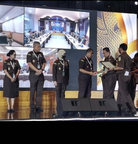 Jajaran Kejati Lampung dan Kejari Bandar Lampung meraih sejumlah penghargaan Restorative Justice dalam Rakernas Kejagung RI. | Foto : Kejati Lampung