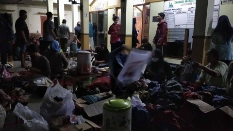 Warga perumahan Dinar Indah, Kecamatan Tembalang, Kota Semarang mengungsi di masjid usai banjir bandang. Foto: Intan Alliva Khansa/kumparan