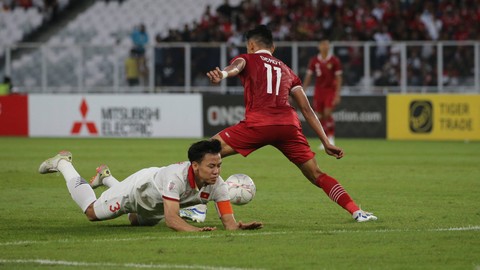 Pemain Vietnam Que Ngọc Hải (3) terjatuh saat menghalau bola  pemain Timnas Indonesia Dendy Sulistyawan (11) pada laga Leg ke - 1 Semi final Piala AFF 2022 di Stadion Utama gelora Bung Karno (SUGBK), Jakarta, Jumat (6/1/2023). Foto: Aditia Noviansyah/kumparan