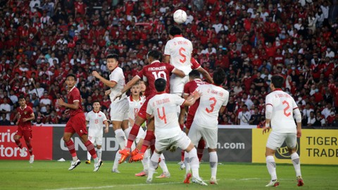Pemain Vietnam Doan Van Hau (5) menghalau bola saat melawan Timnas Indonesia pada laga Leg ke - 1 Semi final Piala AFF 2022 di Stadion Utama gelora Bung Karno (SUGBK), Jakarta, Jumat (6/1/2023). Foto: Aditia Noviansyah/kumparan