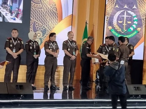 Kepala Kejati Maluku Utara, Dade Ruskandar, saat terima penghargaan terbaik II. Foto: Istimewa