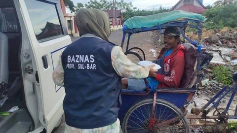 Badan Amil Zakat Nasional (Baznas) Sulawesi Barat berbagi makanan kepada warga yang kurang mampu. Foto: Istimewa