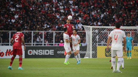 Pemain Timnas Indonesia Fachrudrin Wahyudi Aryanto berusaha mendapatkan bola saat mendapat pengawal pemain Timnas Vietnam dalam pertandingan Semi final Piala AFF 2022 Leg ke - 1 di Stadion Utama gelora Bung Karno (SUGBK), Jakarta, Jumat (6/1/2023). Foto: Aditia Noviansyah/kumparan