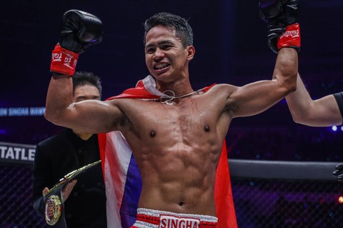 Juara Dunia ONE Featherweight Kickboxing Superbon Singha Mawynn bakal menghadapi Chingiz Allazov di laga puncak ONE Fight Night 6. Foto: ONE Championship