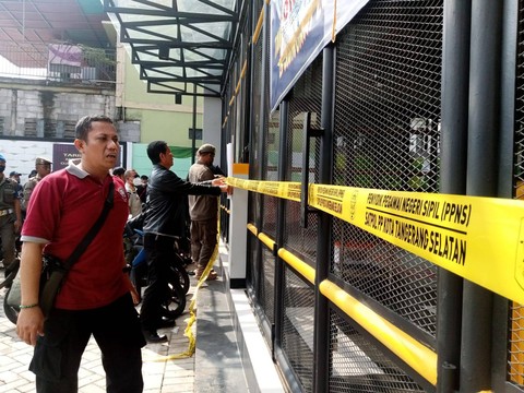 Penyegelan oleh Satpol PP Kota Tangerang Selatan.