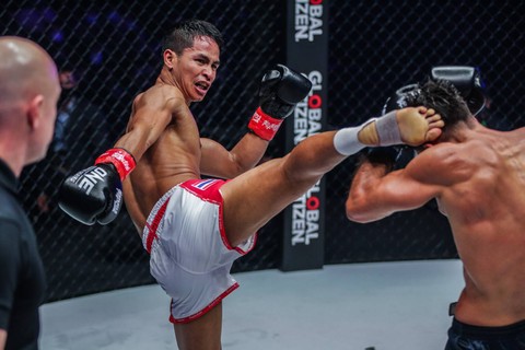 Superbon Singha Mawynn melayangkan tendangan tinggi khasnya. Foto: ONE Championship