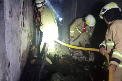 Damkar padamkan kebakaran di rumah warga di Cipayung, Jakarta Timur, Jumat (6/1/2023) malam. Foto: Dinas Gulkarmat DKI Jakarta