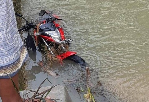 Sepeda motor milik korban yang terseret arus banjir bandang di Grobogan, Jawa Tengah, Jumat (6/1/2023). Foto: Dok. BNPB