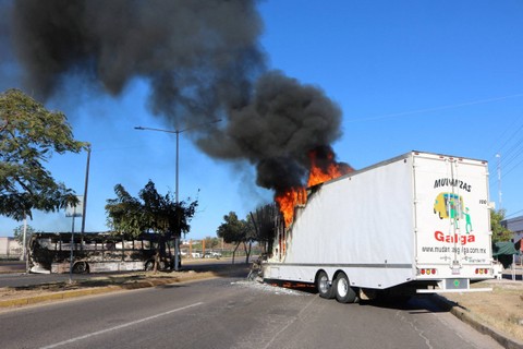 Bus dan truk yang terbakar, setelah penahanan pemimpin geng narkoba Meksiko Ovidio Guzman, putra El Chapo, di Culiacan, Meksiko, Kamis (5/1/2023). Foto: Stringer/REUTERS