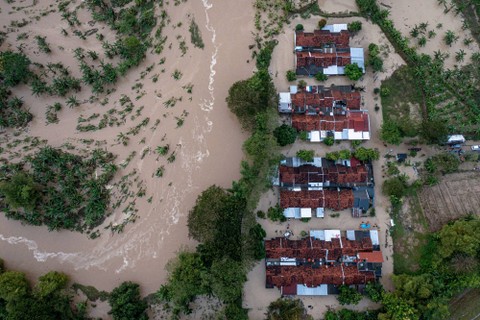 Foto udara kondisi banjir bandang yang melanda Perumahan Dinar Indah, Kelurahan Meteseh, Kecamatan Tembalang, Semarang, Jawa Tengah, Jumat (6/1/2023). Foto: Aji Styawan/ANTARA FOTO