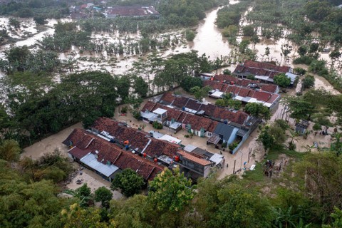 Foto udara kondisi banjir bandang yang melanda Perumahan Dinar Indah, Kelurahan Meteseh, Kecamatan Tembalang, Semarang, Jawa Tengah, Jumat (6/1/2023). Foto: Aji Styawan/ANTARA FOTO