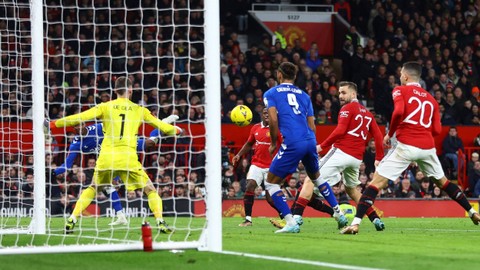Pemain Everton Dominic Calvert-Lewin mencetak gol yang dianulir karena offside saat lawan Manchester United di Stadion Old Trafford, Manchester, Inggris, Jumat (6/1/2023). Foto: Carl Recine/REUTERS