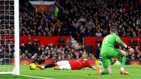 Pemain Manchester United Antony mencetak gol pertama mereka saat lawan Everton di Stadion Old Trafford, Manchester, Inggris, Jumat (6/1/2023). Foto: Carl Recine/REUTERS