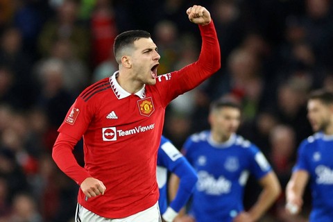 Pemain Manchester United Diogo Dalot merayakan gol ketiga mereka saat lawan Everton di Stadion Old Trafford, Manchester, Inggris, Jumat (6/1/2023). Foto: Carl Recine/REUTERS