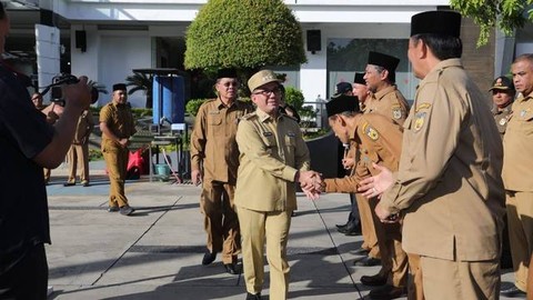Wali Kota Banda Aceh, Bakri Siddiq menyalami pegawai saat apel. Foto: dok. Humas Banda Aceh. 