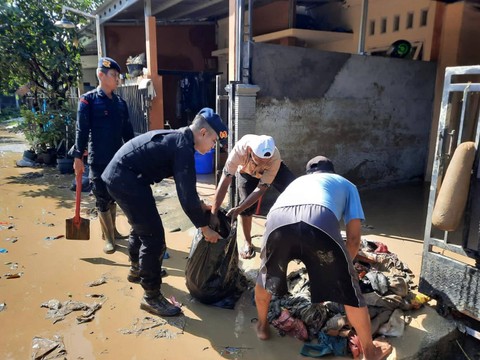 Korban Banjir Bandang di Perumahan Dinar Indah Semarang membersihkan material lumpur yang tersisa. Foto: Dok. Istimewa