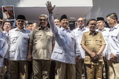 Ketua Umum Partai Gerindra Prabowo Subianto didampingi Sekjen Partai Gerindra Ahmad Muzani, Ketua Harian DPP Partai Gerindra Sufmi Dasco Ahmad dan jajaran pengurus Partai Gerindra meresmikan Kantor Badan Pemenangan Presiden Partai Gerindra. Foto: Muhammad Adimaja/Antara Foto