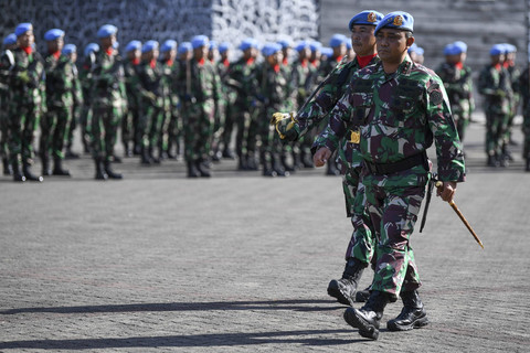 Komandan Pasukan Pengamanan Presiden (Paspampres) Marsekal Muda TNI Wahyu Hidayat Soedjatmiko (kanan) melakukan pemeriksaan pasukan saat Upacara Hari Bhakti ke-77 Paspampres di Markas Komando Paspampres, Tanah Abang, Jakarta Pusat, Sabtu (7/1/2023). Foto: M Risyal Hidayat/ANTARA FOTO