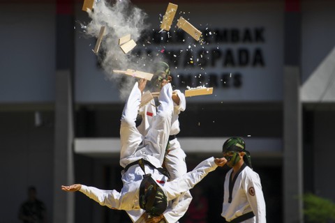 Prajurit Pasukan Pengamanan Presiden (Paspampres) unjuk kebolehan bela diri militer usai Upacara Hari Bhakti ke-77 Paspampres di Markas Komando Paspampres, Tanah Abang, Jakarta Pusat, Sabtu (7/1/2023). Foto: M Risyal Hidayat/ANTARA FOTO