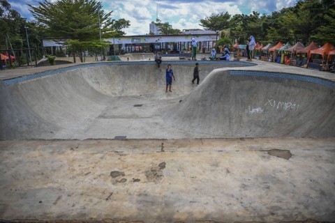 Pekerja merapikan mainan anak-anak di RTH Kalijodo, Penjaringan, Jakarta Utara, Sabtu (7/1/2023). Foto: Galih Pradipta/Antara Foto
