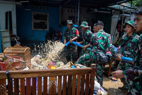 Sejumlah prajurit TNI membersihkan sisa-sisa banjir pascabanjir bandang yang menerjang Perumahan Dinar Indah, Kelurahan, Meteseh, Kecamatan Tembalang, Semarang, Jawa Tengah, Sabtu (7/1/2023). Foto: Aji Styawan/Antara Foto
