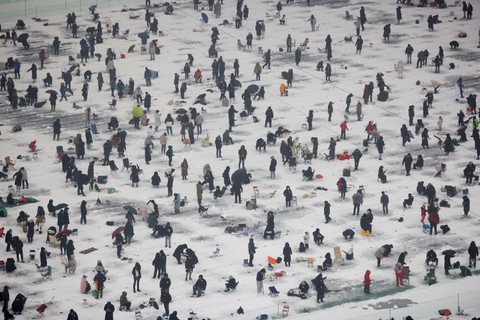 Ribuan orang mengunjungi danau beku saat Festival Es Hwacheon di Korea Selatan, Sabtu (7/1/2023). Foto: Kim Hong-Ji/Reuters