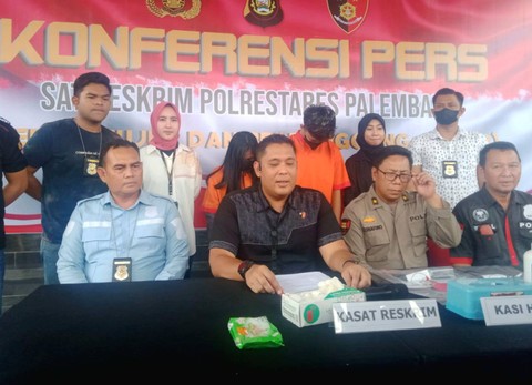 Polrestabes Palembang saat gelar perkara pasangan sejoli yang menjadi muncikari. (ist)