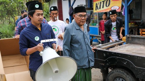 Relawan Santri Dukung Ganjar (SDG) Jawa Barat (Jabar) memberikan bantuan genset dan speaker untuk ponpes di Kampung Cicadas, Desa Tawong Banteng, Kecamatan Sukaratu, Kabupaten Tasikmalaya, pada Sabtu (7/1/2023). Foto: Dok. Istimewa