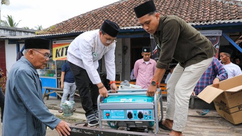 Relawan Santri Dukung Ganjar (SDG) Jawa Barat (Jabar) memberikan bantuan genset untuk ponpes di Kampung Cicadas, Desa Tawong Banteng, Kecamatan Sukaratu, Kabupaten Tasikmalaya, pada Sabtu (7/1/2023). Foto: Dok. Istimewa