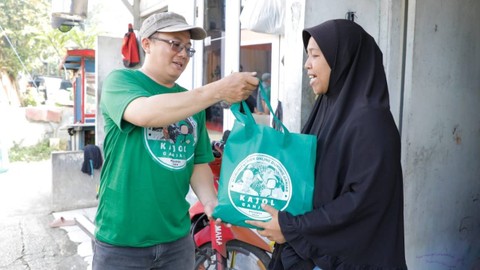 Relawan Komunitas Ojek Online Dukung Ganjar (Kajol Ganjar) menggelar kegiatan 'Sembako Murah' di Sekretariat Kajol Indonesia, Pancoran Mas, Depok, Jawa Barat, Sabtu (7/1/2023). Foto: Dok. Istimewa
