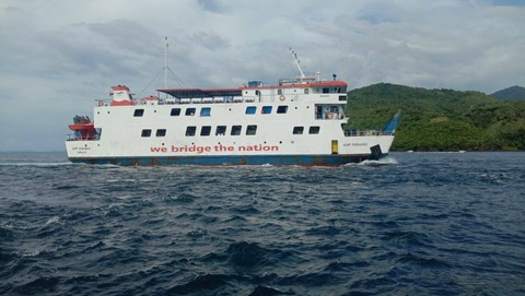 Kapal Feri di selat antara Kota Ternate dan Kota Tidore Kepulauan, Maluku Utara. Foto: Nurkholis Lamaau/cermat
