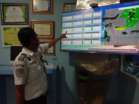 Kasie Keselamatan Berlayar Penjagaan dan Patroli KSOP Kelas II Ternate, Miraza Polpoke, saat menunjuk kondisi cuaca berupa kecepatan angin dan tinggi gelombang di perairan Maluku Utara. Foto: Nurkholis Lamaau/cermat