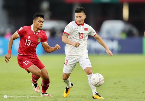 Rachmat Irianto (kiri) dan Nguyen Quang Hai dalam duel Indonesia vs Vietnam dalam semifinal leg 1 Piala AFF 2022 di Stadion Utama Gelora Bung Karno (GBK) pada 6 Januari 2023. Foto: VFF