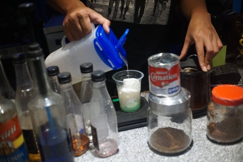 Seorang barista meracik minuman di salah satu kedai kopi di kawasan Blok M, Jakarta Selatan pada Sabtu (7/1/2023). Foto: Iqbal Firdaus/kumparan