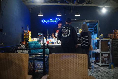 Seorang barista meracik minuman di salah satu kedai kopi di kawasan Blok M, Jakarta Selatan pada Sabtu (7/1/2023). Foto: Iqbal Firdaus/kumparan