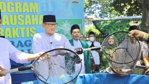 Sandiaga Uno panen lele bersama PWNU DKI. Foto: Dok. Istimewa
