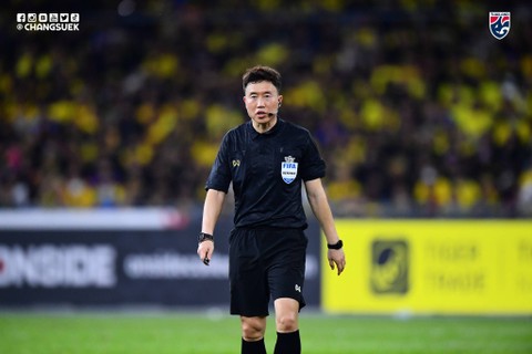 Wasit Kim Dae-young asal Korea Selatan (Korsel) yang memimpin laga semifinal leg 1 Piala AFF 2022 di Stadion Bukit Jalil, Kuala Lumpur, pada 7 Januari 2023. Foto: Facebook/changsuek