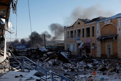 Gumpalan asap mengepul dari serangan Rusia selama gencatan senjata 36 jam atas Natal Ortodoks, dari garis depan kota Bakhmut di Donbas, Ukraina, Sabtu (7/1/2023). Foto: Clodagh Kilcoyne/REUTERS
