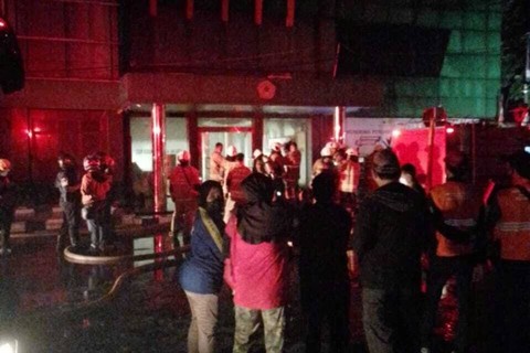 Kebakaran di Gedung STIK Kusuma Negara Jl.Raya Bogor Cijantung Jakarta Timur, Sabtu (7/1/2023). Foto: Twitter/@TMCPoldaMetro